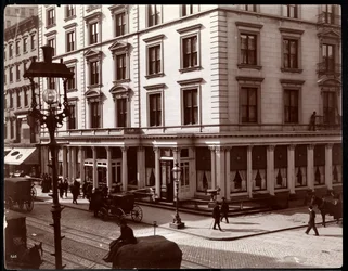 The St. James Hotel, nordøstlige hjørne av Broadway og 26th eller 27th Street, New York, 1896 (sølv gelatintrykk)