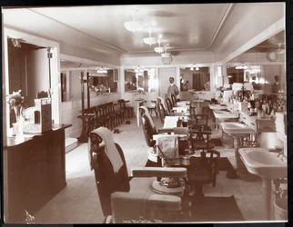 Frisørsalongen på Philadelphia Ritz-Carlton Hotel, 1913 (sølv gelatintrykk)
