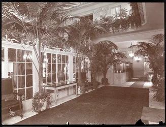 Lobbyen og registreringsskranken på Ritz-Carlton Hotel, ca. 1910-11 (sølv gelatintrykk)