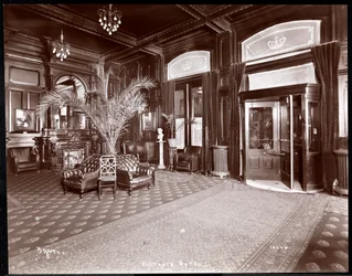 Lobbyen på Hotel Victoria, 1901 eller 1902 (sølv gelatintrykk)