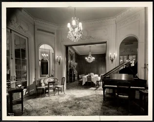 Musikkrommet til Louis XVI Suite på Hotel St. Regis, 1937 (sølv gelatintrykk)