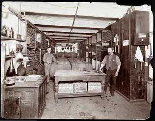 Vinkjelleren til Hotel Manhattan, 1902 (sølv gelatintrykk)