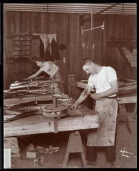 To menn arbeider i Harrington Piano Co.-fabrikken, 1907 (sølv gelatintrykk)