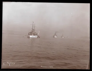 Utsikt over en karavane av amerikanske krigsskip i Hudson-elven i tåken under prins Louis av Battenbergs besøk, 1905 (sølvgelatintrykk)