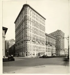 Utsikt over Hotel Embassy på Broadway og 70th Street, New York, 1921 (sølv gelatintrykk)