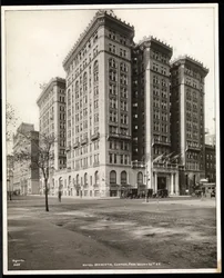 Utsikt over Hotel Majestic på 72nd Street fra hele Central Park West, New York, 1920 (sølv gelatintrykk)
