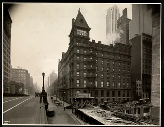 Utsikt over Murray Hill Hotel, Park Avenue og 40th Street, New York, fra Park Avenue viadukten, 1931 (sølv gelatintrykk)