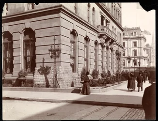 Utsikt over Waldorf Astoria Hotel og J. J. Astor-residensen langs 5th Avenue på 33rd and 34th Street, New York, 1895 (sølv gelatintrykk)