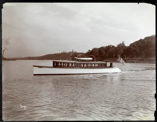 Utsikt over yachten Delicia of the New York Yacht, Launch und Engine Co. på Hudson River nær Morris Heights, New York, 1903 (sølv gelatintrykk)
