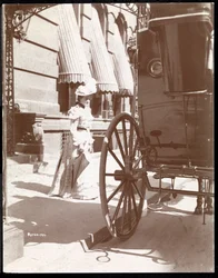 Kvinne nærmer seg en vogn på Waldorf Astoria Hotel, 34th Street og 5th Avenue, New York, 1897 eller 1898 (sølv gelatintrykk)