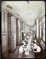 Kvinner som jobber i et arkivrom, under mannlig tilsyn, ved Metropolitan Life Insurance Co. på 23rd Street og Madison Avenue, 1907 (sølv gelatintrykk)