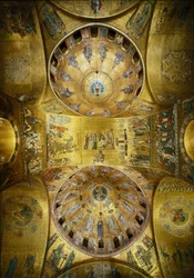 Bysantinsk arkitektur: utsikt over kuplene med mosaikker på gullbakgrunn (romansk og bysantinsk stil), som skildrer pinse (1250-1300) og himmelfarten (tidlig på 1200-tallet). Markuskirken, Venezia