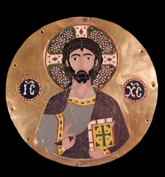Bysantinsk kunst: Kristus Pantokrator (Kristus i herlighet). Jesu Kristi glorie er merket med et kors, og kristogrammet ICXC kan leses - emalje fra 900-tallet, Madrid, Museo Lázaro Galdiano