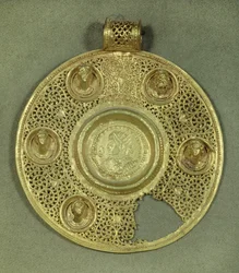 Gull sirkulær medaljong: solidus av Konstantin I den store (270-337 e.Kr.) slår til ved Sirmium i 321 e.Kr., i en opus interrasile-ramme, utsmykket med 5 relieffbyster. 4. århundre e.Kr. Søn 0.092 m Paris, Musée du Louvre