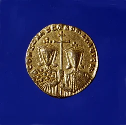 Gullmynt i bildet av keisere Konstantin VII Porphyrogenet (913 - 959) og hans sønn Roman II (959 - 963).