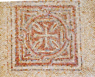 Detalj av et kors fra mosaikkgulvet i den bysantinske kirken i Shoham, Israel, ca. 500-tallet e.Kr. (mosaikk)
