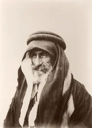 Portrett av sjeik Khalil Senaah (mot en veggbakgrunn) i Kerak, ca. 1895-99