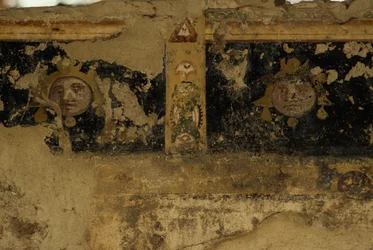 Freskefragmenter, Salus Augusta Temple-Cryptoporticus, gamle romerske byen Urbs Salvia, Urbisaglia, Marche, Italia (bilde)