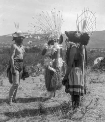 Indianerfolk og stamme-rundhus og seremonielle antrekk, California