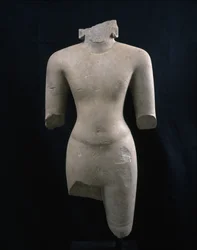 Torso av en guddom (sannsynligvis Vishnu), ca. 7. århundre (sandstein)
