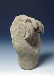 Hånd av en statue som holder chakraskiven, 800-1431