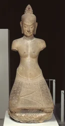 Statue av Jayarajadevi i form av den buddhistiske guddommen Tara eller Prajnaparamita (sandstein)