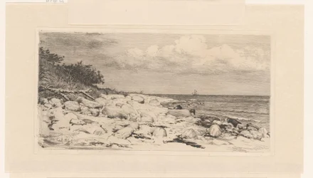 Strand med småstein, ved sjøen