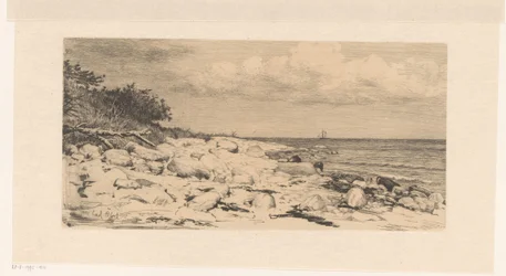 Strand med småstein, ved sjøen