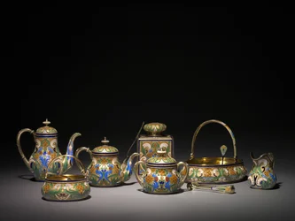 Varmtvannsgryte, dekket sukkerskål, tebolle, tekanne, sukkertang, sitrongaffel, sukkerkurv, kakekurv, fløtekanne, tesil og sukkersikt, før 1896 og 1896-1906
