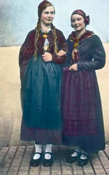 Østerrike, portrett av to unge kvinner fra Kärnten. Bildedato: ca. 1920. Carl Simon-arkivet