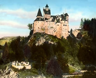 Romania, Transylvania, Bran-slottet (kjent som Draculas slott) nær landsbyen Bran og byen Brasov, bildedato: cirka 1920. Carl Simon-arkivet