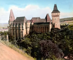 Romania, Transylvania, Hunyad-slottet (også kjent som Hunyadi-slottet, Corvin-slottet eller Hunedoara-slottet), bildedato: ca. 1920. Carl Simon-arkivet