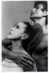 Martha Graham (1894–1991) og Bertram Ross (1920–2003) i «Visjonær konsert», 27. juni 1961 (gelatinsølvtrykk)