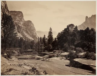 Opp Yosemite Valley fra foten av El Capitan