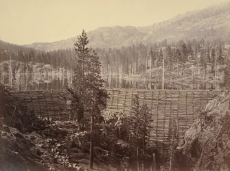 Rudyard-reservoaret. Sentral dam 114 fot høy; tømmerkasse og steinfylling