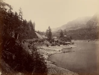 [Midtblokkhuset, Columbia River]