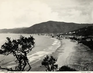 Strekning av stranden i Alassio, ca. 1890 (s/hvitt-bilde)