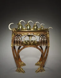 Skuff med fløtekanne, dekket sukkerskål, tekanne, varmtvannsgryte og salver, utført av Adrien-Aurélien Hebrard (1866-1937), og bord, ca. 1907 (innlagt tre (mahogni?), støpte og forgylt bronsefester, innlegg av elfenben eller bein, metall og perlemor (mar