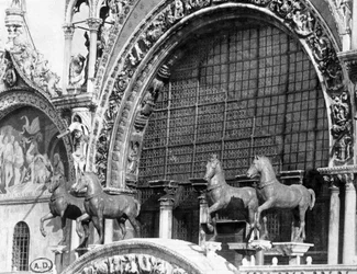Hestene i basilikaen San Marco i Venezia - fotografi av C. Naya