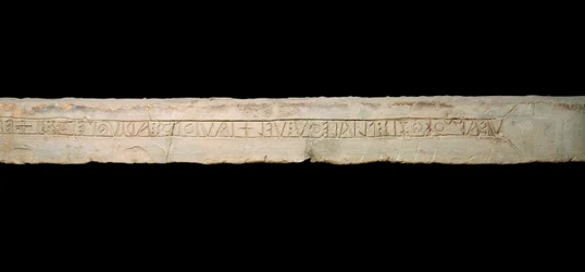 Celtic Art: "" hyllest til gudene""" Graveed-inskripsjon i keltisk alfabet (Ogham). fra regionen Come, Italia. Slutt 6. begynnelsen av 5. århundre f.Kr. Dim. 365x19x33 cm Como, Museo Civico Archeologico Paolo Giovio