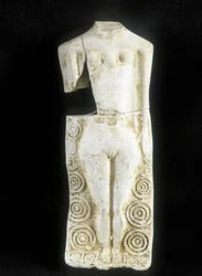 Kvinne med tre bryster. Statuett laget av den keltiske pottemakeren Rextuguenos, med signatur og roueller, til et lararium, et bønnested i en romersk villa.