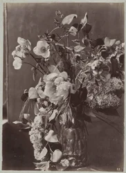 Blomsterstudie med ornamentert vase