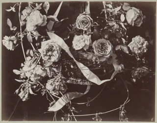 Blomsterstudie med kurv og bånd