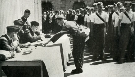 Lønningsdag markerer livet i Royal Air Force med jevne mellomrom, 1941.