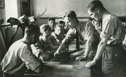 RAF-personell lærer om våpen, 1941.