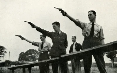 Revolverøvelse ved Elementary Flying Training School, 1941.