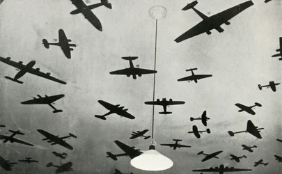 Silhuetter av militærfly ... på en RAF-treningsskole under andre verdenskrig, 1941.