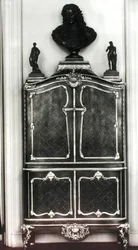 Skap med en byste av Louis av Orleans (1703-52) (tre)