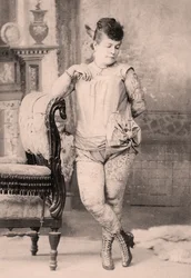 Portrett av Nora Hilderbrandt den tatoverte kvinnen, ca. 1896