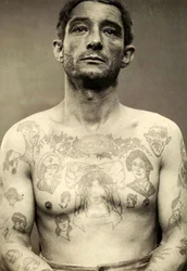 Portrett av en tatovert mann
